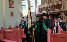 Poczty sztandarowe w kościele