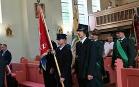 Poczty sztandarowe w kościele