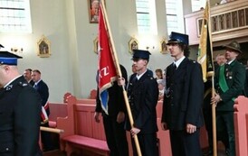 Poczty sztandarowe w kościele