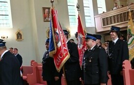 Poczty sztandarowe w kościele