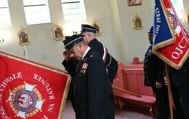 Poczet sztandarowy w kościele 