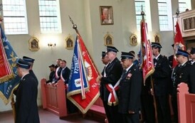 Poczty sztandarowe w kościele