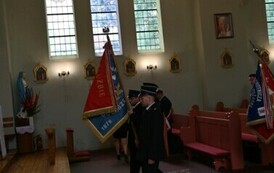 Poczet sztandarowy w kościele 