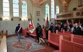 Poczet sztandarowy w kościele 