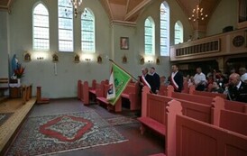 Poczty sztandarowe w kościele