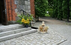 Ozdoby przy schodach kościoła