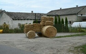 Ciągnik ze słomy