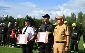 Prezesi OSP z otrzymanymi dyplomami za 30-lecie istnienia Krajowego Systemu Ratwoniczo - Gaśniczego