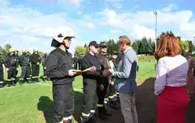 Burmistrz Mieściska wręcza przedstawicielowi drużyny strażackiej Mieścisko puchar za zajęcie drugiego miejsca