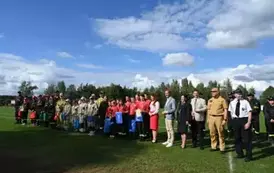 Na zdjęciu młode drużyny pożarnicze wraz z komisją i gośćmi