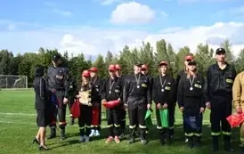 MDP stoją wraz z odebranymi nagrodami za zajęcie drugiego miejsca