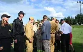 Burmistrz mieściska składa gratulację wręczając puchar