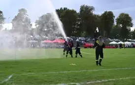 Strażacy w konkurencji strącania pachołk&oacute;w wodą