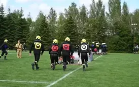 Strażacy biegną do zadania konkurencyjnego rozwinięcia linii ssawnej od zbiornika wodnego do motopompy