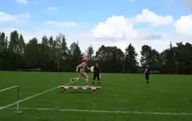 Zawodnik MDP pokonuję bieg przez przeszkodę