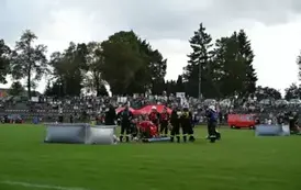 Damska drużyna z Sarbii przy konkurencyjnym zadaniu , stoją obok basenu i pompy