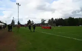 Dw&oacute;ch strażak&oacute;w podczas sztafety przekazują sobie pałeczkę