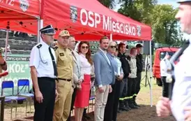 Zaproszeni goście stoją w rzędzie