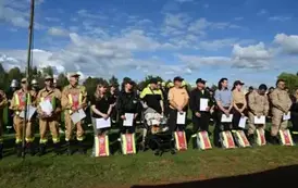 Wszystkie osoby kt&oacute;e ukończyły kurs stoją w rzędzie z odebranymi nagrodami