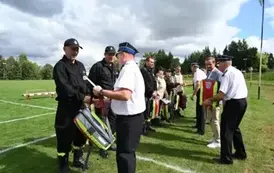 Wręczanie plecak&oacute; pierwszy ratownik wraz z gratulacjami