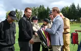 Burmistrz wręcza strażakowi plecak pierwszego ratownika, plecak z wyposażeniem medycznym 