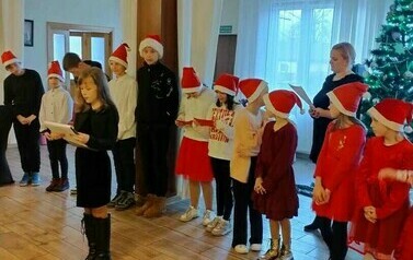 Grupa dzieci w czapkach Świętego Mikołaja