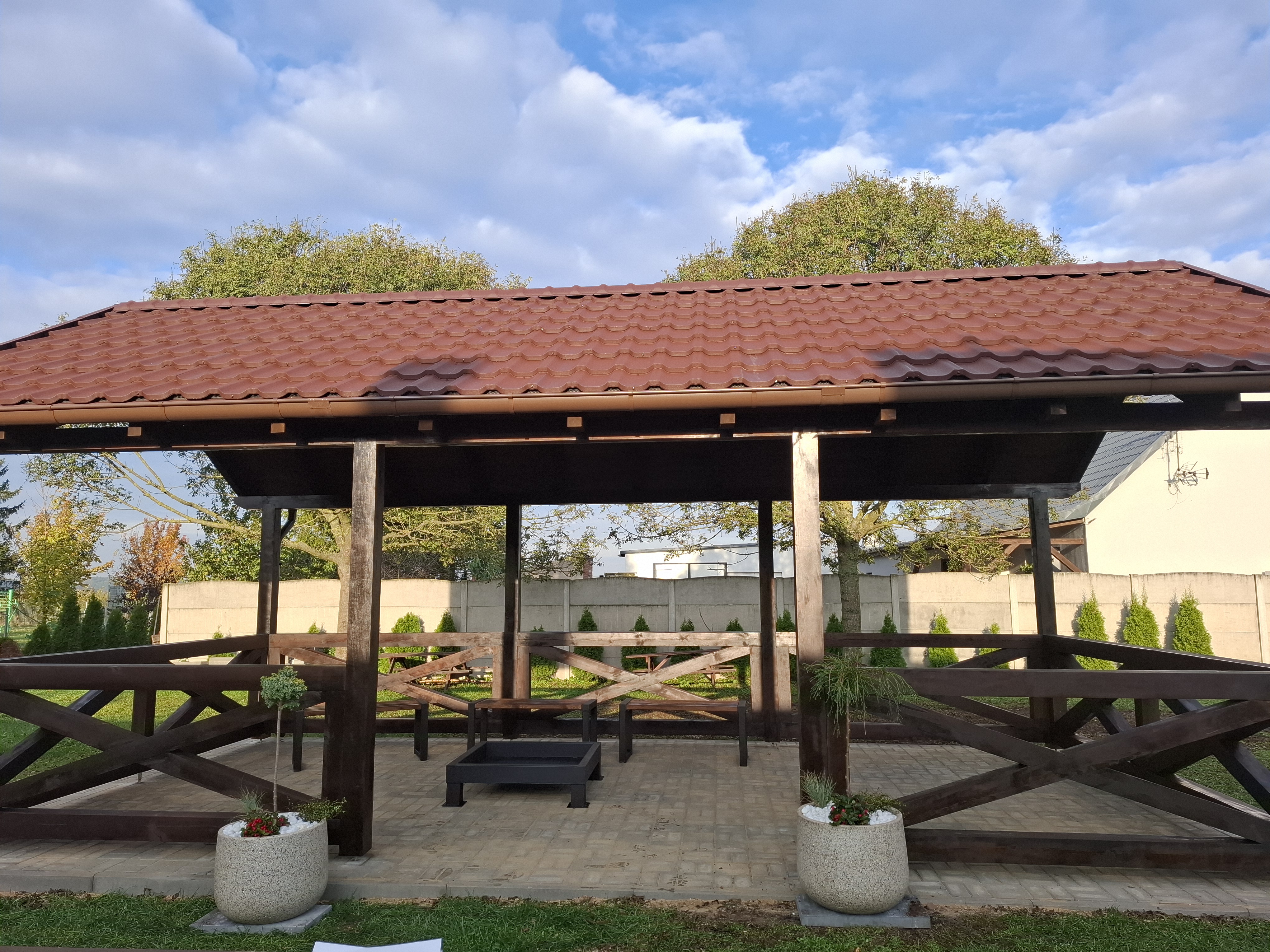 altana ogrodowa z&nbsp;czerwonym spadzistym dachem