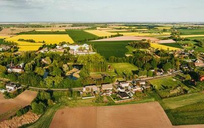 widok z lotu ptaka na gminę Mieścisko, widać pola i budynki