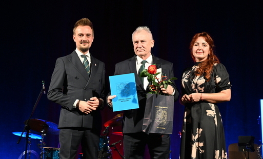 jubilat z przedstawicielami samorządu prezentujący dyplom i statuetkę